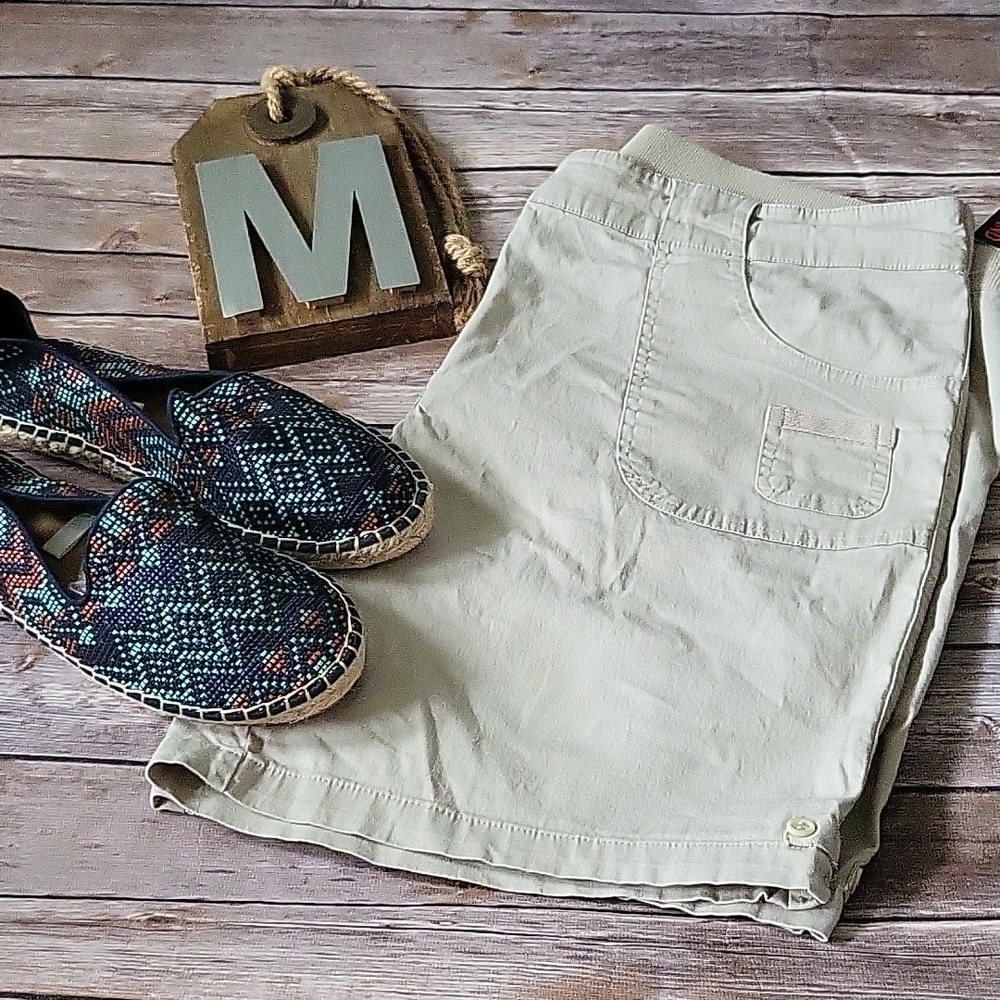Briggs light tan lightweight shorts with comfort elastic waist and 7.5" inseam